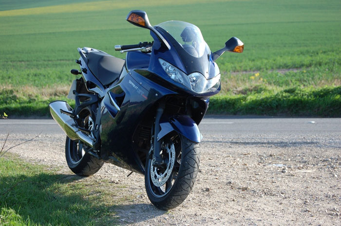 The engine is situated high on the chassis so the bike does feel quite heavy and with a seat height of 815mm (32.1) if you have a short inside leg measurement like I have be careful when maneuvering on gravel or a downward slope. The power delivery through the Multipoint sequential electronic fuel injection system is clean and crisp and the acceleration is adequate enough to keep up with other sportbike riders, but you do have to work the gear box. Sixth gear is high, so unless you are over 75 miles an hour the bike feels sluggish in high gears to respond. Drop it down to fourth and crack the throttle and you can feel power.