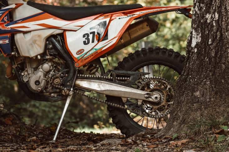 How to Tighten a Chain on a Dirt Bike