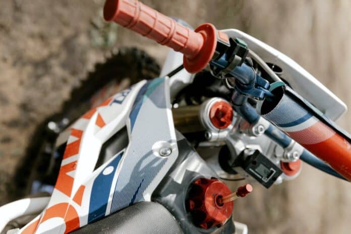 How to Use a Clutch on a Dirt Bike? [Answered]