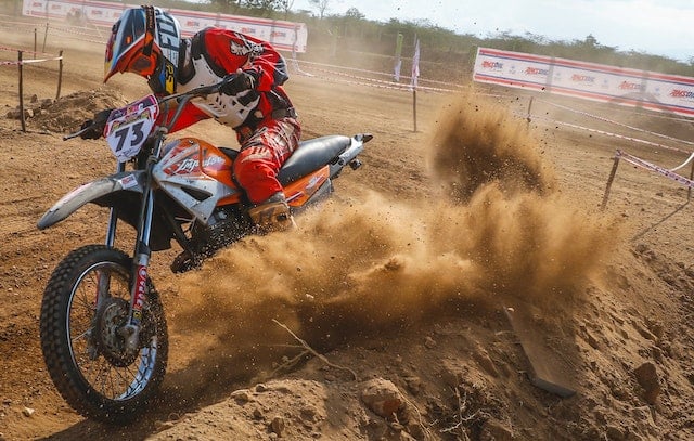 Steps to Ride a Dirt Bike With a Clutch