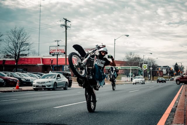 Wheelie on a 4-Stroke and 2-Stroke